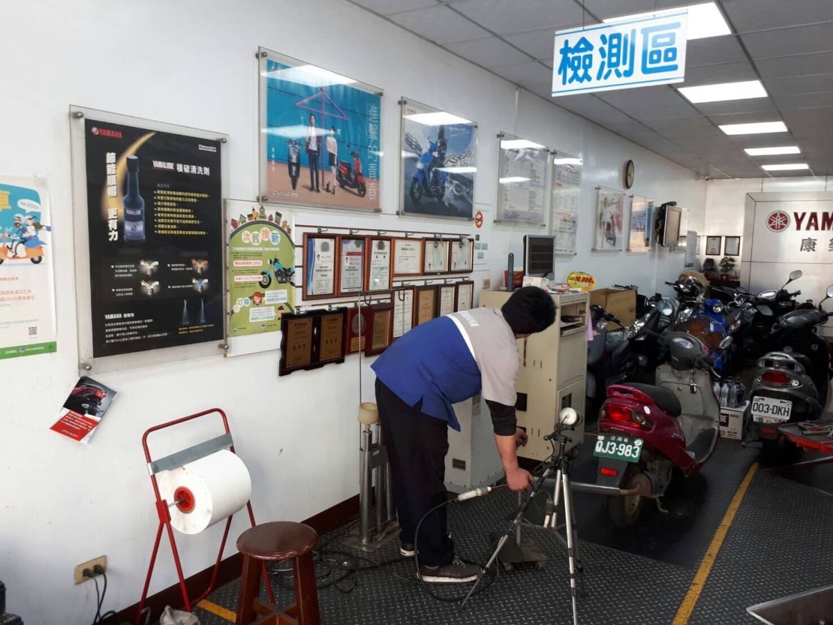 ▲《空污法》翻修，最快明年起，機車排氣複檢的80元費用將由車主自行支付。（圖／翻攝自新竹市環保局，2017.11.20）