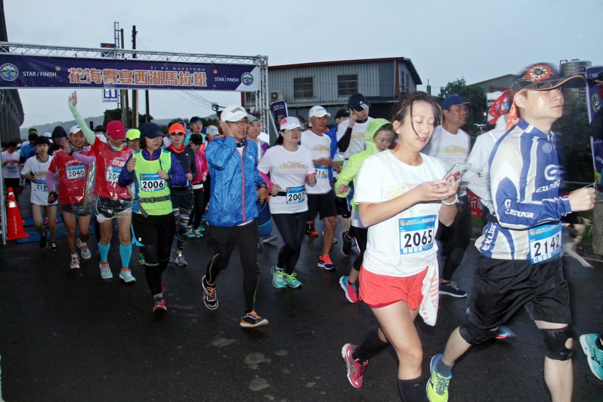 ▲「花海饗宴」西湖馬拉松賽，今（１９）日在五龍宮前廣場開跑。（圖／苗栗縣政府提供）
