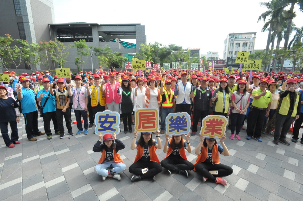 ▲全體志工們一同高聲吶喊志工起飛屏東最亮。（圖／屏東縣社會處提供,2017.11.19）