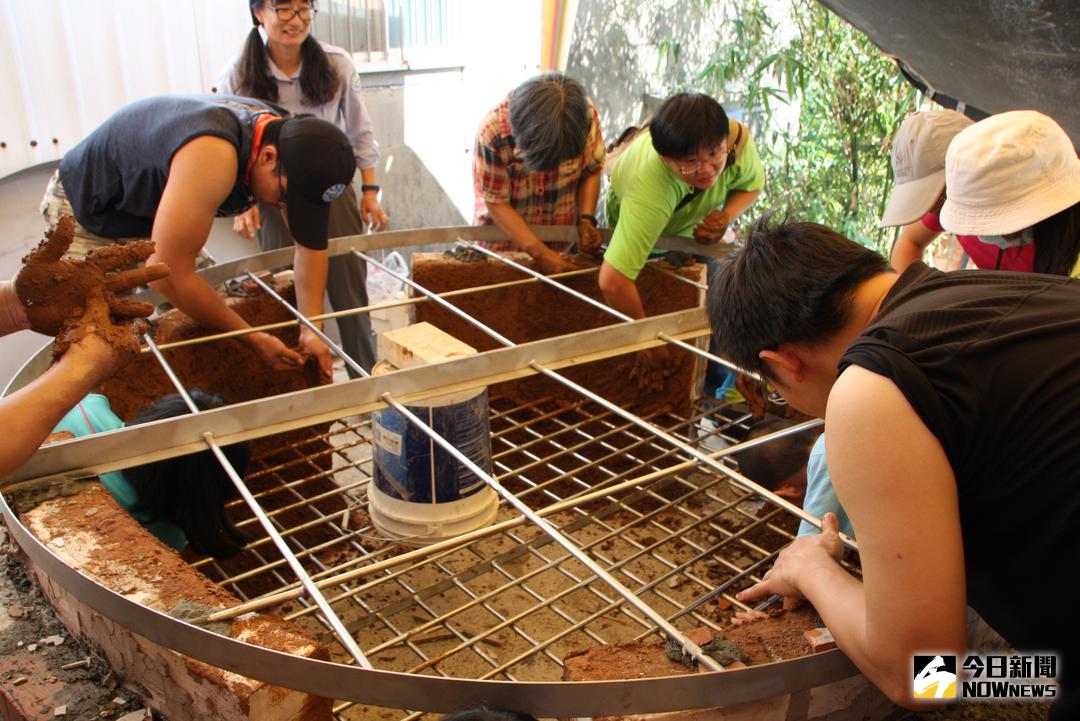 ▲民俗作家劉還月與墾管處，在車城後灣村製作失傳「牢盆」來煮鹽將開創新的社區旅遊新熱點。（圖／記者郭孟聰攝,2017.11.19）
