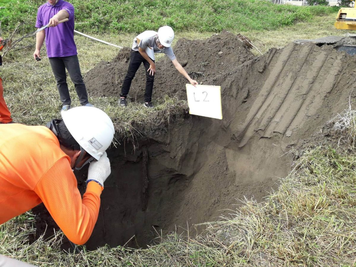 ▲宜蘭縣環保局委託宜蘭大學開挖五結舊垃圾掩埋場旁空氣品質淨化區。（圖／記者李清貴翻攝 , 2017.11.19）