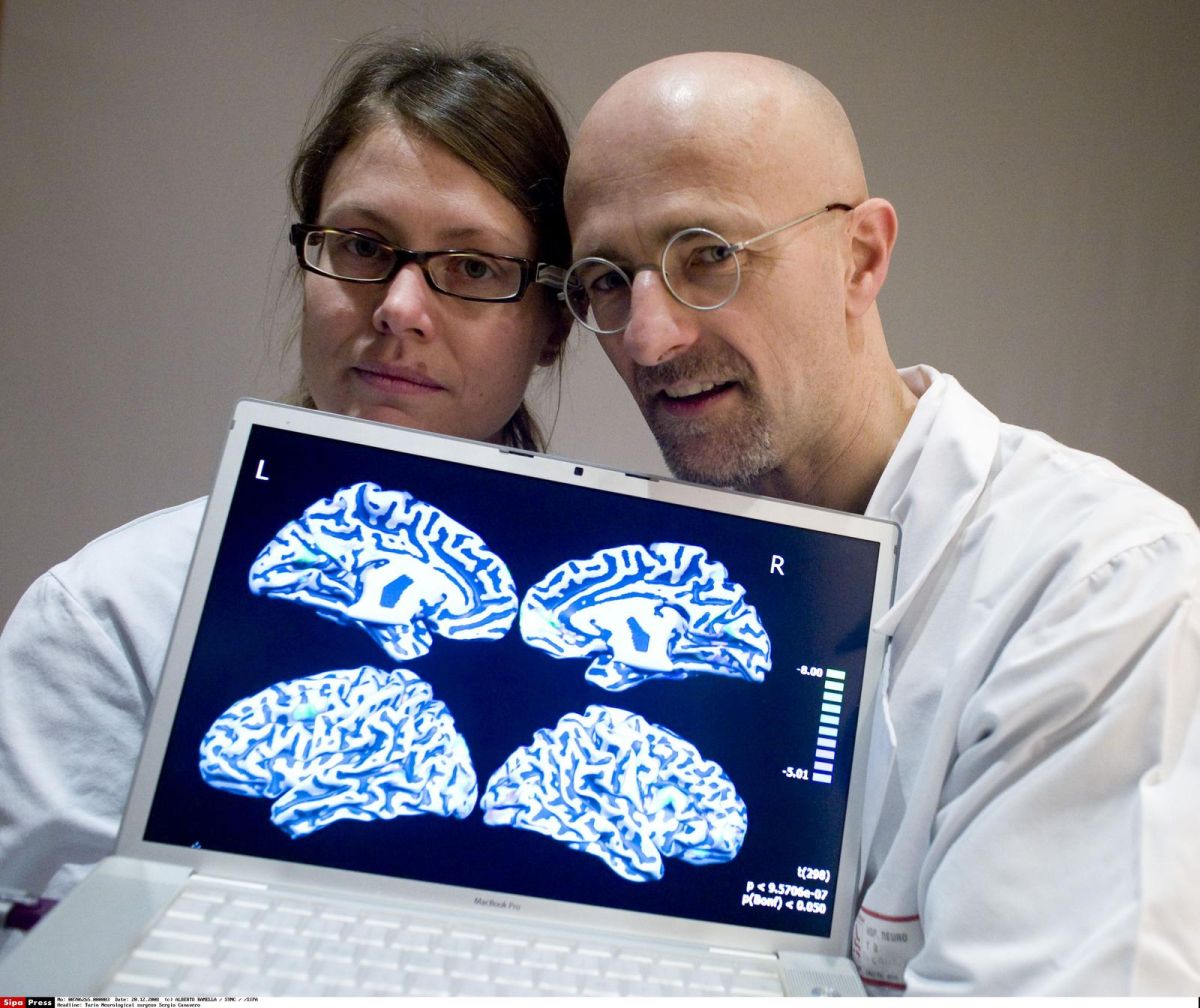 ▲義大利神經外科專家卡納維羅（右），前天宣布已在兩具人類屍體上完成首次頭部移植，很快就可以進行正式的人類「換頭手術」，引來諸多專家質疑。（圖／達志影像／美聯社）