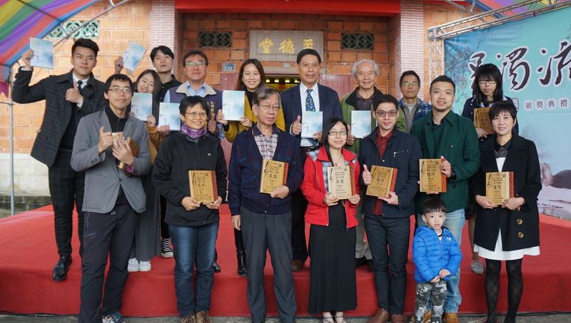 ▲新竹縣吳濁流文藝獎頒獎典禮，獲獎作者在吳濁流故居合影。（圖／記者常似虎翻攝 , 2017.11.19）