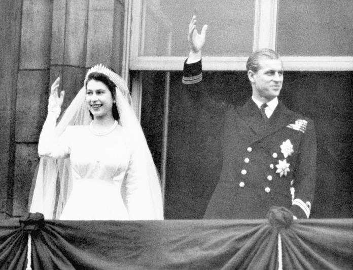 ▲英國女王伊莉莎白在21歲時與菲利浦親王成婚，兩人已攜手70年，英女王今年在位65年，打破維多利亞女王的紀錄，成為世界上在位最久的君王。（圖／達志影像／美聯社）