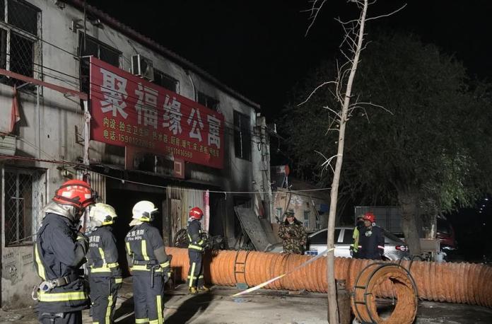 ▲北京大興區一處2層樓公寓，昨（18日）晚間疑似有人縱火，造成共19死8傷。（圖／翻攝自新華社，2017.11.19）