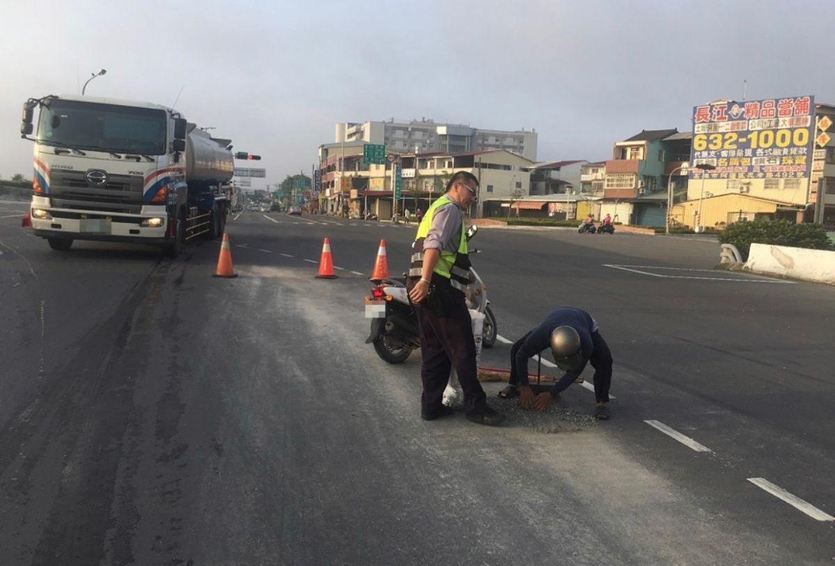 ▲李姓民眾因熱心公益，自動前往該路口清掃。（圖／旗山分局提供）