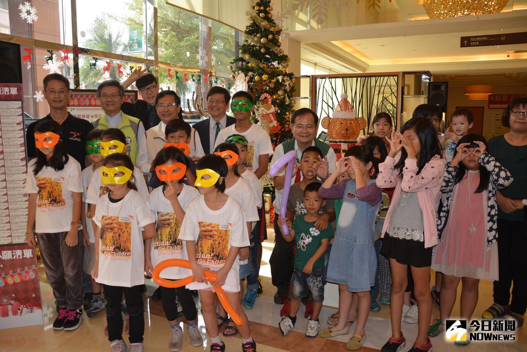 ▲耐斯王子大飯店耶誕心願卡認領活動18日正式起跑。（圖／記者郭政隆攝，2017.11.18）