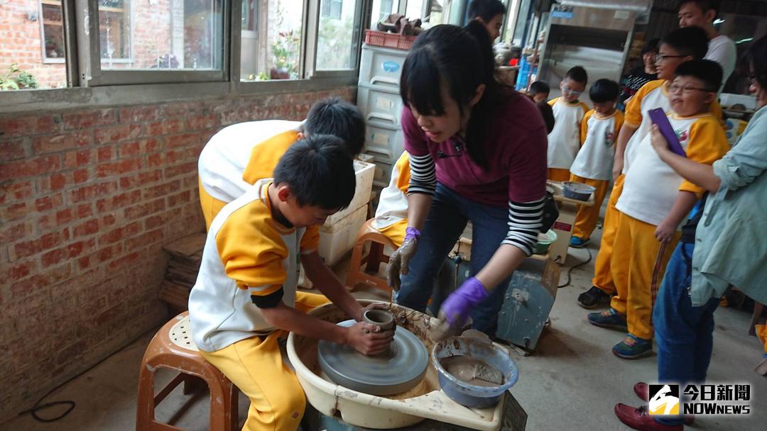 ▲芬園鄉文德國小安排小朋友戶外教學，來讓小朋友體驗手拉胚的陶藝作品製作，創造出自己得意的生活陶藝小品。（圖／記者陳雅芳攝，2017.11.18）