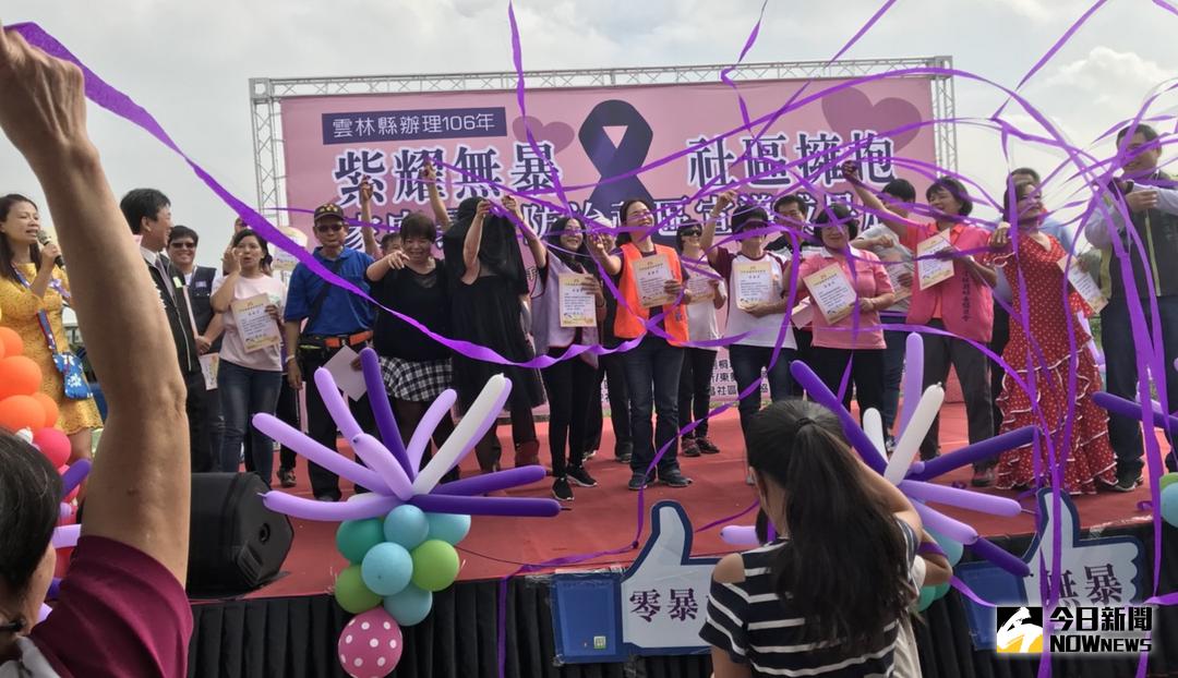 ▲響應國際紫絲帶反暴力運動，「紫耀無暴.社區擁抱」家庭暴力防治社區宣導成果展活動。（圖／記者蘇榮泉翻攝，2017.11.18）