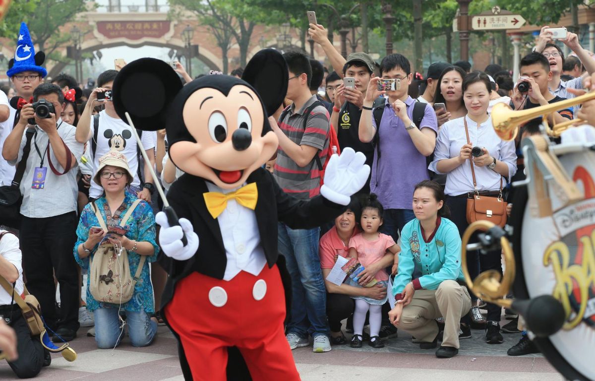 ▲迪士尼樂園的員工有許多遵守的規定，其中一項就是不能只用食指為客人指引。（圖／達志影像／美聯社）