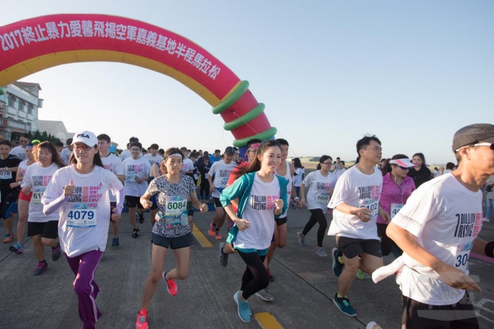 ▲ 「2017勵馨OBR RUN-終止暴力、愛馨飛揚空軍嘉義基地半程馬拉松路跑活動」，18日由藝人安唯綾擔任開跑嘉賓。（軍聞社記者吳柏融攝）