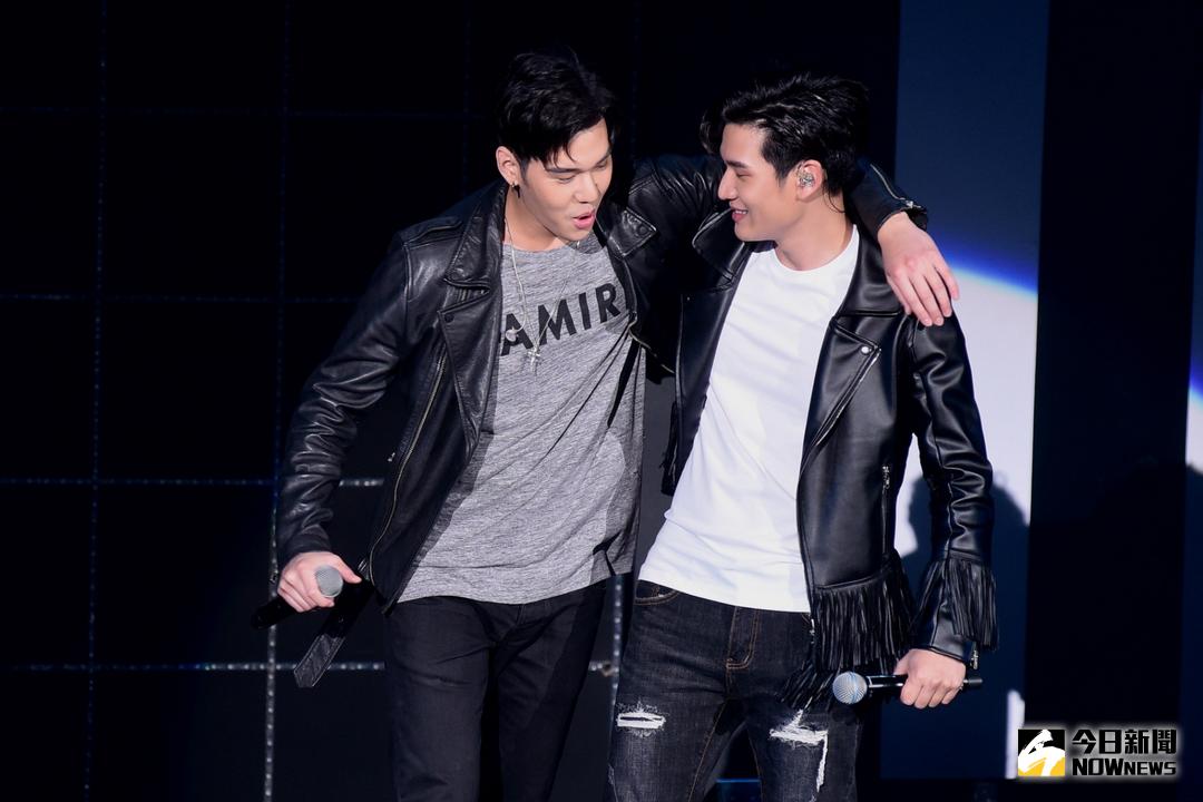 ▲周興哲（右）哥哥周予天擔任嘉賓驚喜現身，與周興哲合唱〈愛情導演〉。（圖／記者林柏年攝 , 2017.11.17）