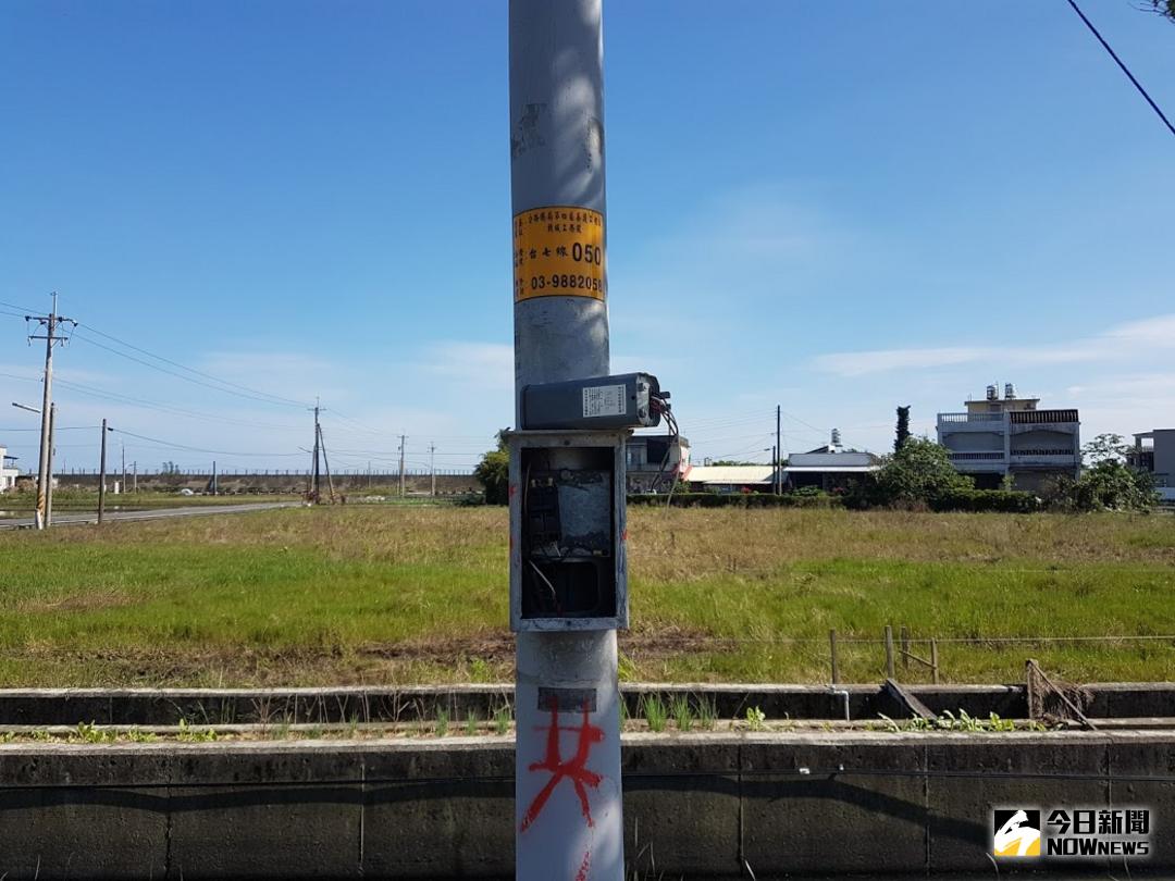 ▲犯嫌破壞路燈控制器並以紅色噴漆塗鴉「共」字。（圖／記者李清貴攝 , 2017.11.17）