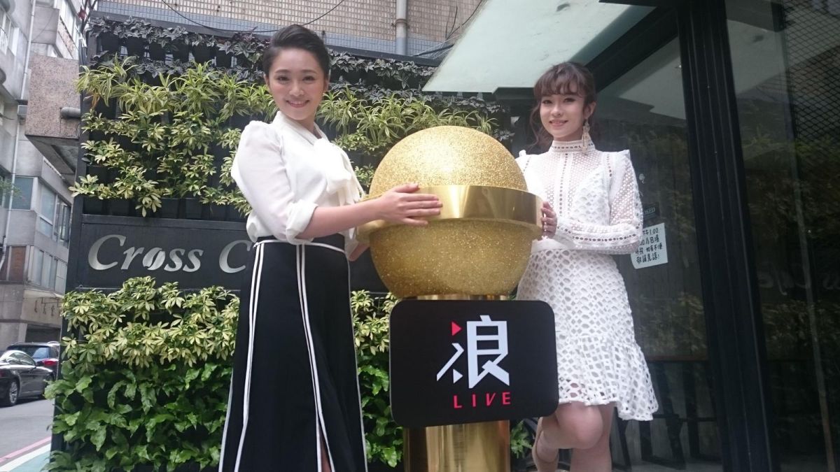 ▲杜忻恬（右）與同門師姐張文綺挑戰六連拍。（圖／浪LIVE提供 , 2017. 11.17）