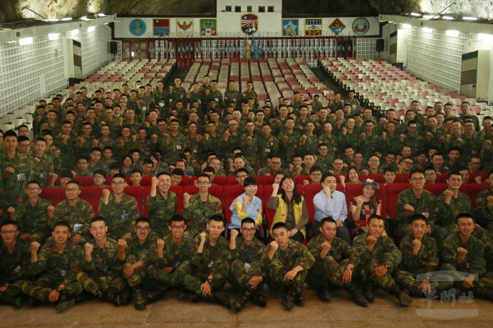 ▲ 國軍心理健康宣導活動17日赴金門地區宣教，由盲人律師李秉宏分享生命故事。（軍聞社記者李一豪攝）