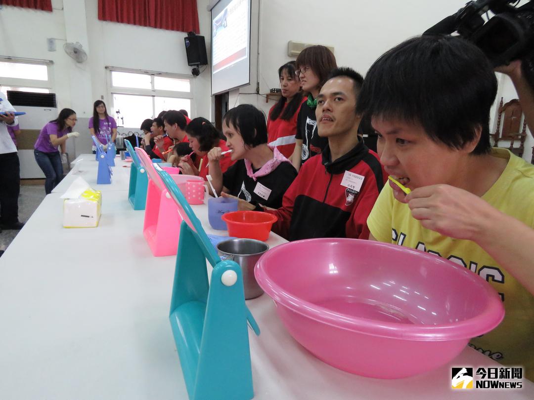 ▲彰化縣牙醫師公會舉辦「中區身心障礙福利機構潔牙觀摩」活動，以降低身心障礙者的口腔問題。（圖／記者陳雅芳攝，2017.11.17）