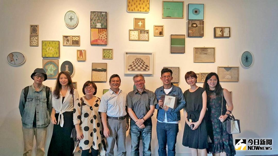 ▲藝術家們在展場的作品前合影。（圖／嘉義市政府提供, 2017.11.17）