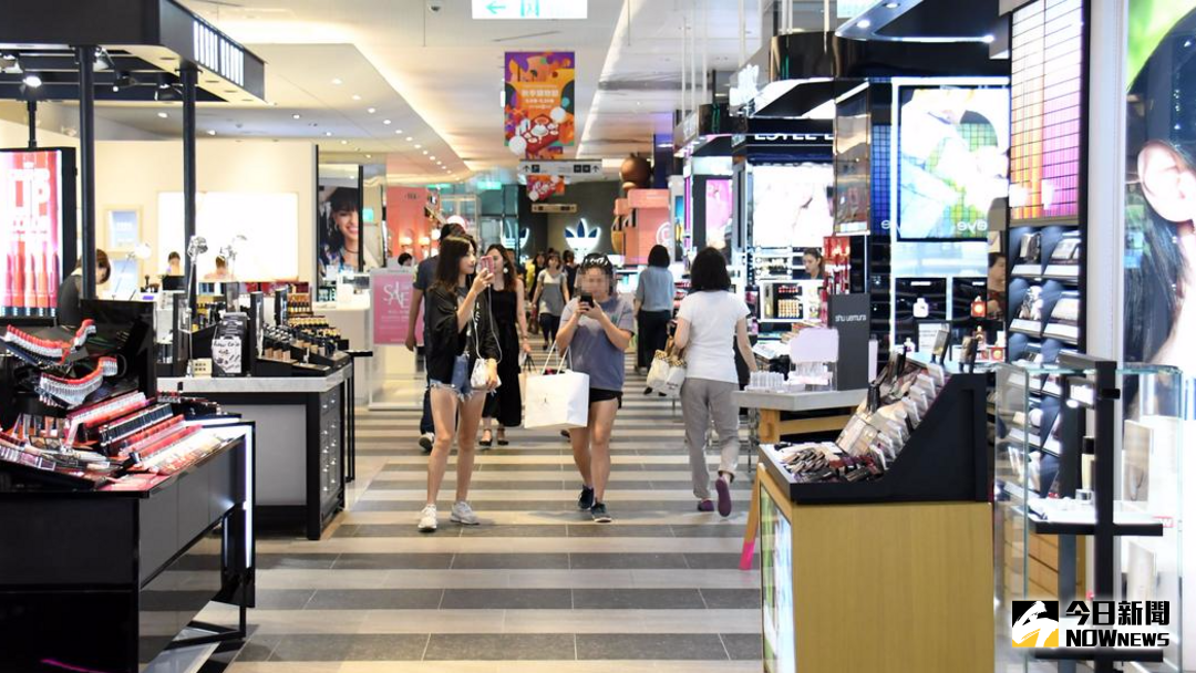 ▲科技日益發達，民眾不須出門就能靠網路購物買齊生活所需的各式精品，但仍有部分人仍喜愛前往百貨實體專櫃，享受專業人員的服務。（圖／NOWnews資料照）