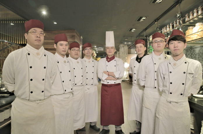 ▲素食餐廳御蓮齋重整團隊，誓言讓品牌「御」火重生。（圖／公關照片）
