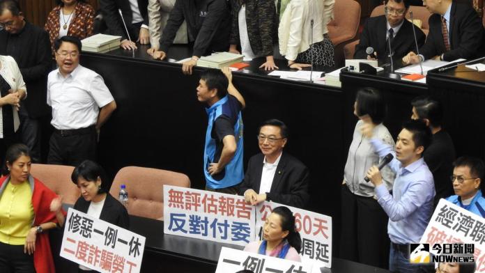 ▲國民黨立委蔣萬安跟民進黨立委吳秉叡隔空互嗆。（圖／記者戴祺修攝,2017.11.17）