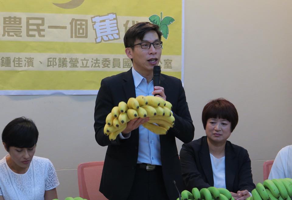 ▲民進黨立委鍾佳濱提出《戶籍法》修正草案，擬用虹膜取代身分證，引發爭議，他於16日撤回該提案。（圖／翻攝自鍾佳濱臉書）