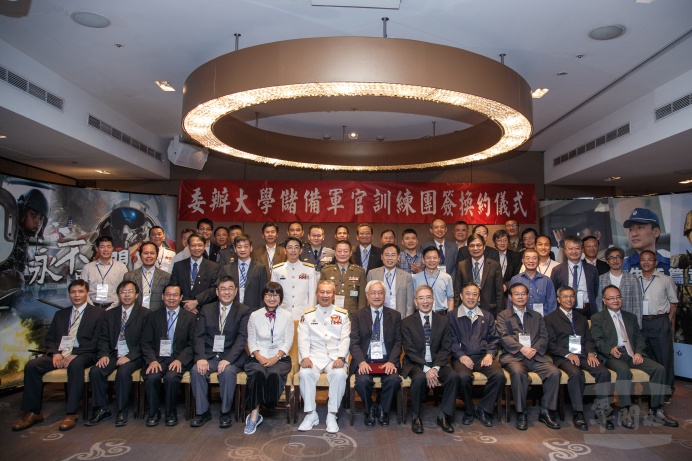▲ 國防部副部長蒲澤春上將在臺北國賓飯店主持北部地區「委辦大學儲備軍官訓練團（ROTC）簽換約儀式」。（軍聞社記者葛芃欣攝）