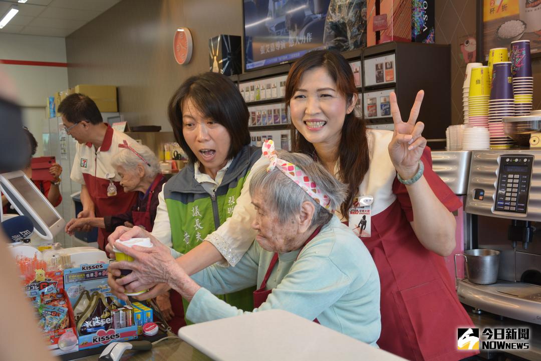 ▲黃瓊賢\\(右3\\) 在櫃檯協助阿嬤賣咖啡。（圖／記者郭政隆攝影2017.11.16）