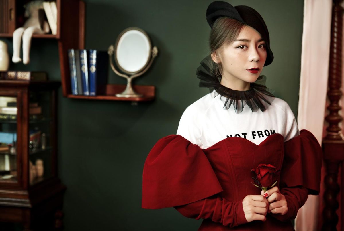 ▲金玟岐在歌曲〈偶像〉MV中被滴蠟燭油，表情吃痛卻被導演讚爆。（圖／泰洋音樂提供 , 2017.11.16）