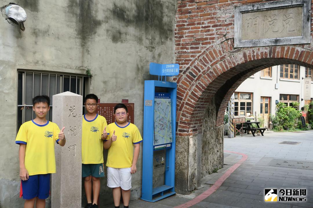 ▲學生蘇縉宥、黃鼎捷、王立恒探討台南市與高雄市清代城牆現況及其文化政策。（圖／記者黃文博攝，2017.11.16）