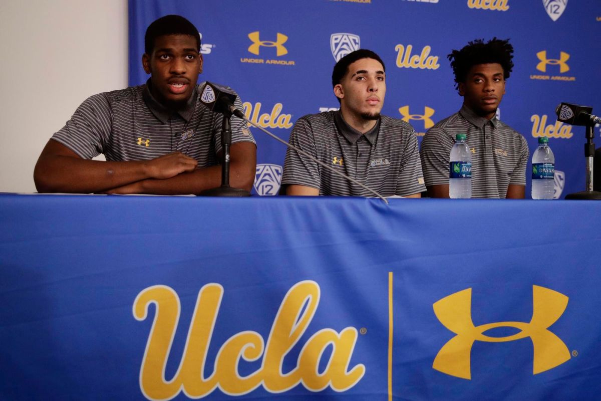 ▲「球二哥」LiAngelo Ball(中)在大學期間因偷竊遭逮，近日遭NBA活塞隊裁掉。（圖／美聯社／達志影像）