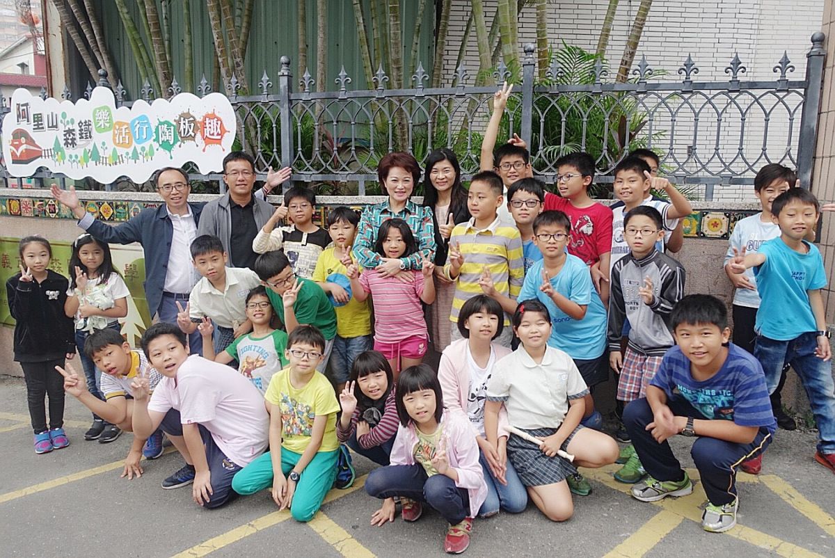 ▲嘉義市議長蕭淑麗與參與製作陶板趣師生一起合影。（圖／記者郭政隆翻拍）