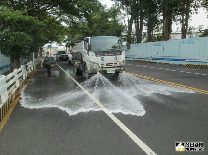 ▲建設局請工區周邊承商水車加強清洗道路，讓抑制粉塵達到最佳效果。（圖／建設局提供 , 2017.11.15）