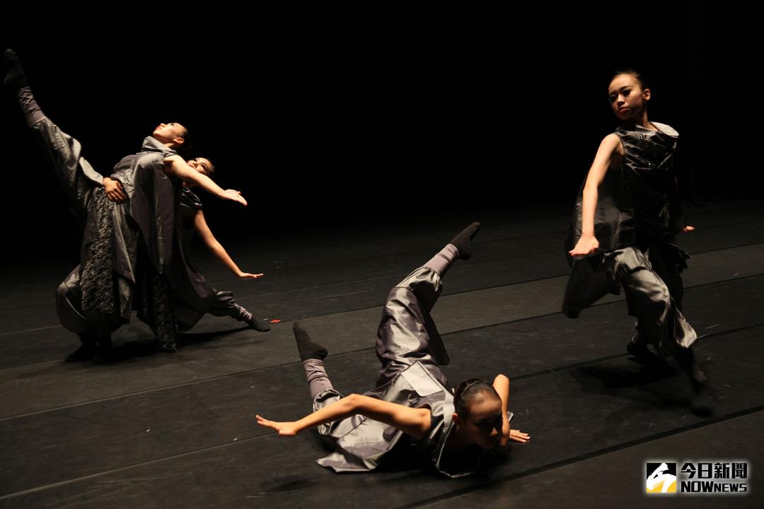 ▲家齊高中舞蹈班畢業巡迴展，獲得校內師生如雷掌聲。（圖／記者黃文博攝，2017.11.15）