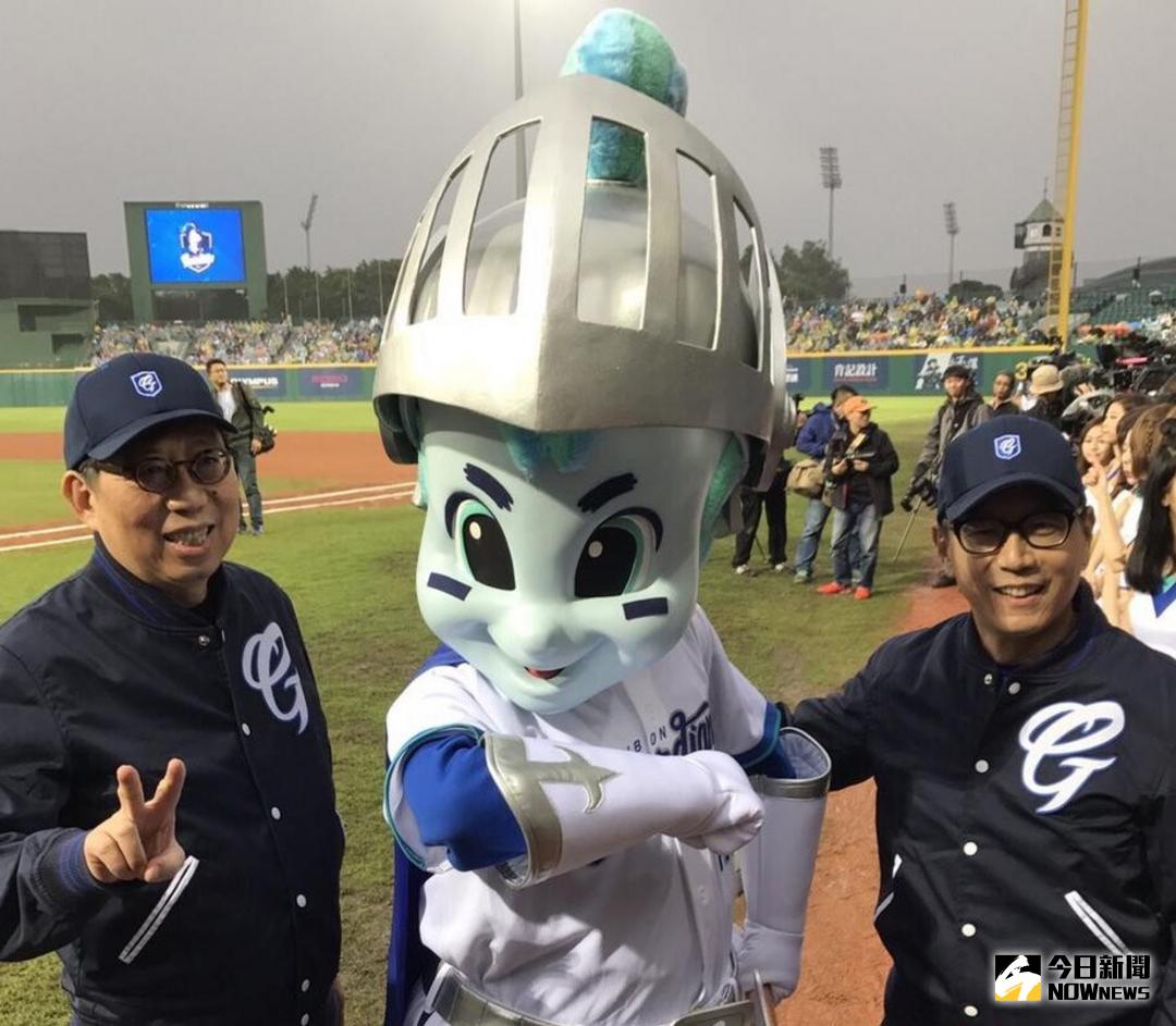 ▲針對傳出台北市長柯文哲聯手富邦集團搶標雙子星開發案，富邦金控董事長蔡明興（左）15 日上午證實，雙方簽了意向書，右為富邦集團董事長蔡明忠。（圖／NOWnews資料照）