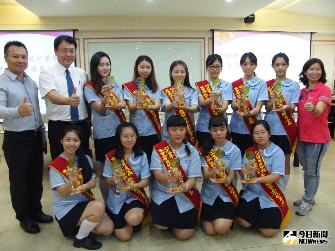 ▲員林家商參加「106學年度全國高級中等學校家事類學生技藝競賽」表現傑出，搶下8座金手獎，為全國第一。（圖／記者陳雅芳攝，2017.11.14）