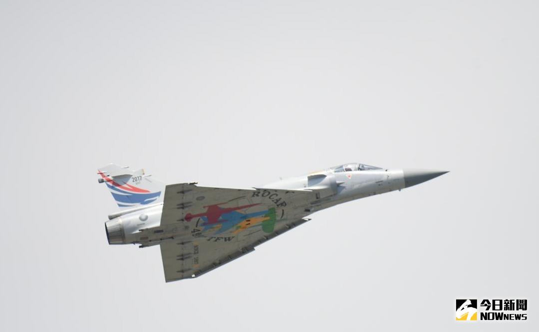 ▲空軍第二聯隊一架幻象單座戰機，少校飛官謝沛勳彈射逃生。非新聞當事飛機。圖為空軍幻象2000戰機性能展演。（資料照／記者葉政勳攝 ）