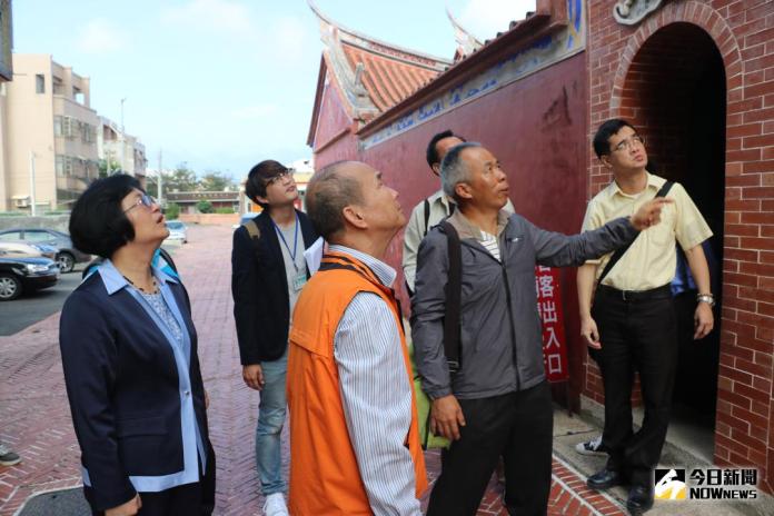 ▲彰化縣定古蹟「鹿港地藏王廟」外牆龜裂、剝落，大門、牆堵和樑柱彩繪也都嚴重龜裂，石地板也損壞不堪，文化部等相關單位實地進行勘查。（圖／記者陳雅芳攝，2017.11.14）