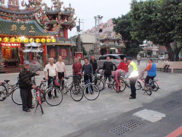 ▲台南市東區城東街上帝廟前，許多老人家騎乘腳踏車時被，員警紛紛攔下，他們沒料到警察是要貼心服務。（圖／記者黃文博翻攝，2017.11.14）