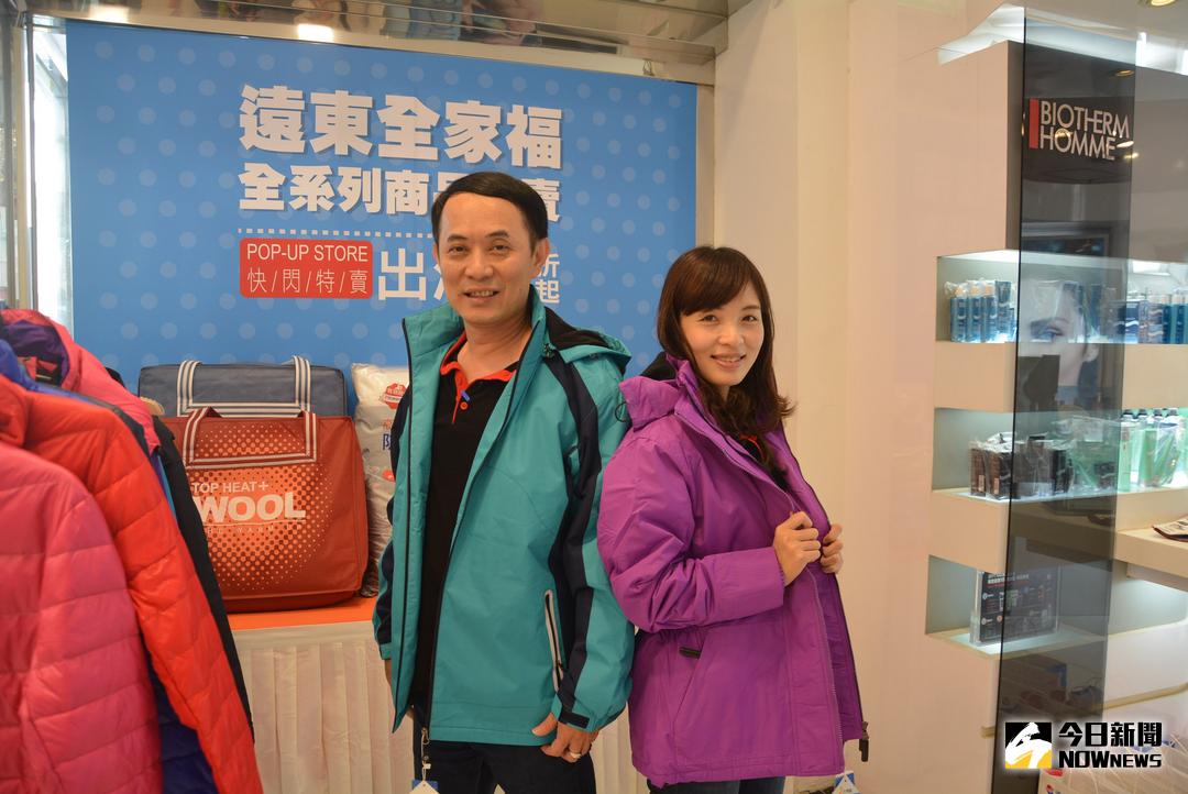 ▲男、女極輕量羽絨外套，輕巧保暖好收納。（圖／記者郭政隆攝，2017.11.14）