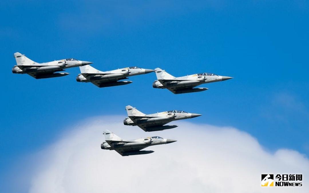 ▲新竹基地幻象2000戰機編隊飛行。（圖／記者葉政勳攝 ）