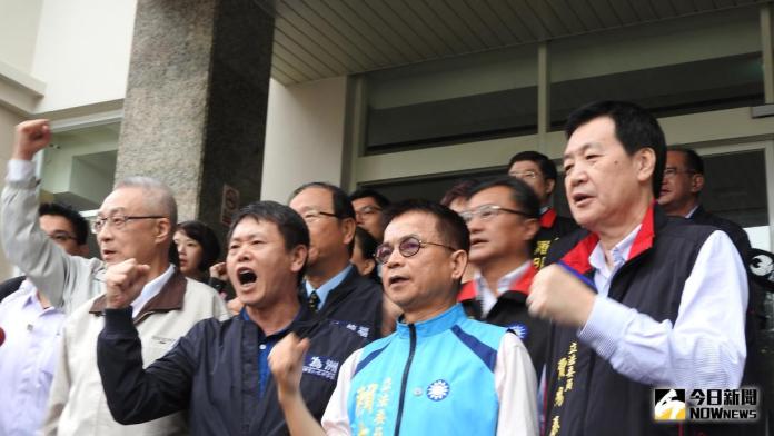 ▲國民黨立委們與黨主席吳敦義聲援立院外的八百壯士。（圖／記者戴祺修攝,2017.11.14）