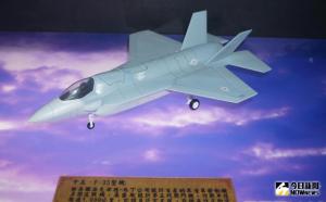 ▲在空軍司令部現役戰機展示模型中，出現F-35B戰機模型，顯示空軍爭取作為下一代戰機的企圖心。（圖／記者呂烱昌攝）