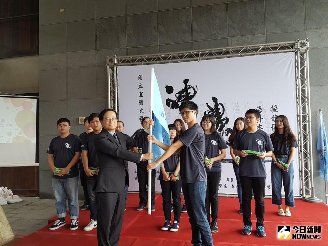 ▲宜蘭大學校長吳柏青授旗給「神農國際志工團」代表。（圖／記者李清貴攝 , 2017.11.13）