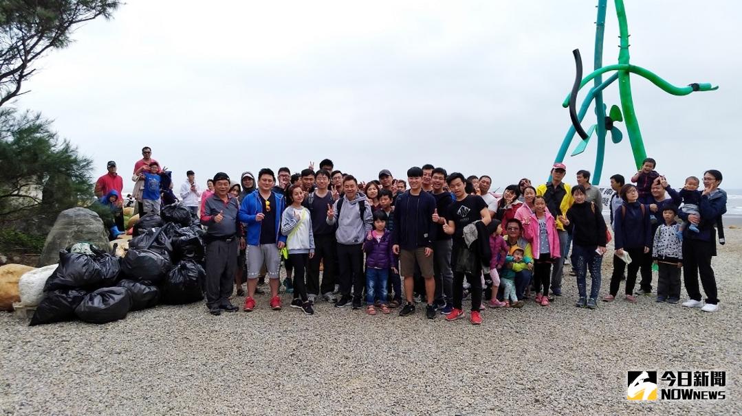 ▲大亞集團日前在新屋綠色隧道舉辦北區家庭日結合淨灘活動，有百位員工與眷屬熱情響應。同時，大亞電纜美麗家園基金會的「老屋用電安全健檢」也正式啟動。（圖／大亞集團提供）