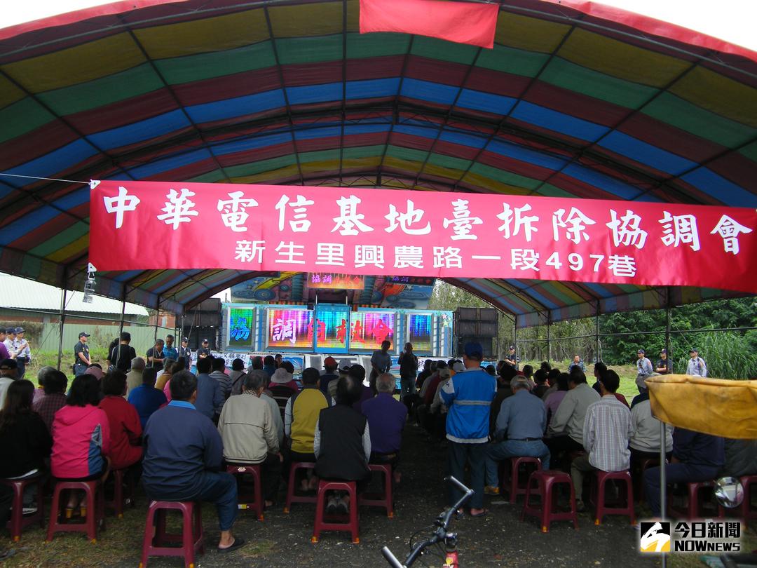 ▲北斗鎮新生里上百位里民，抗議中華電信在社區架設大型基地台，情緒激動的群眾表達反對，警方大陣仗現場秩序維護。（圖／記者陳雅芳攝，2017.11.13）