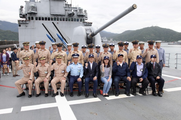 ▲ 立法院外交及國防委員會蔡適應召委一行13日由常務次長柏鴻輝中將陪同，考察海軍基隆軍艦，並與單位官兵代表合影留念。（軍聞社記者莊家宏攝）
