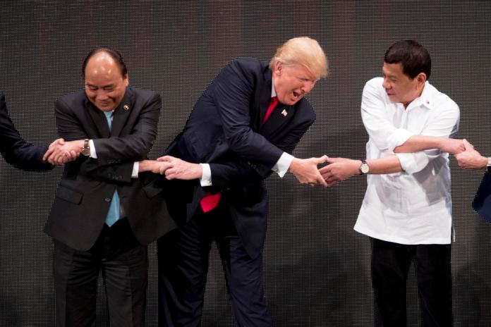 ▲美國總統川普（中）昨（12日）抵達菲律賓馬尼拉，與菲律賓狂人總統杜特蒂（右）會面，並參與東協50周年峰會。這也是川普亞洲行的最後一站。（圖／達志影像／美聯社）