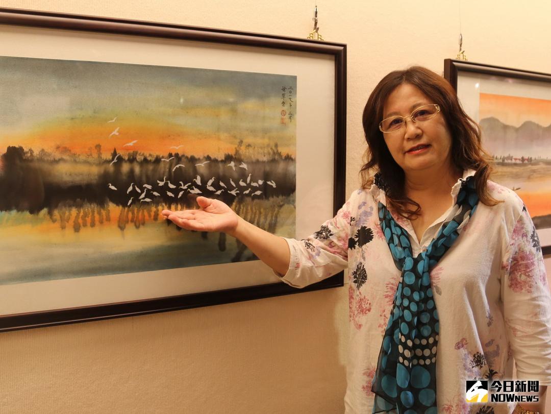 ▲素人畫家涂翠雲在葫蘆墩文化中心辦理首次個展，畫作呈現恬適無華的樸質情感，充滿無拘自由的生活逸趣。（圖／記者黃玿琮攝2017.11.13）