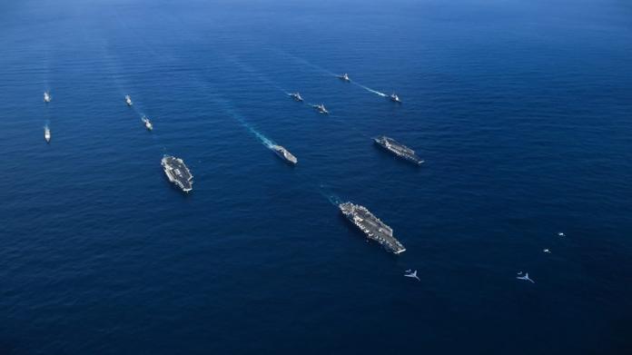 ▲美國海軍罕見派出3艘航艦齊聚西太平洋，與日本海上自衛隊舉行聯合軍演。（圖／美軍太平洋司令部臉書）
