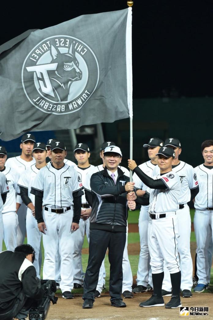 ▲中華隊總教練洪一中從會長吳志揚手中接起隊旗。（圖／林柏年攝）